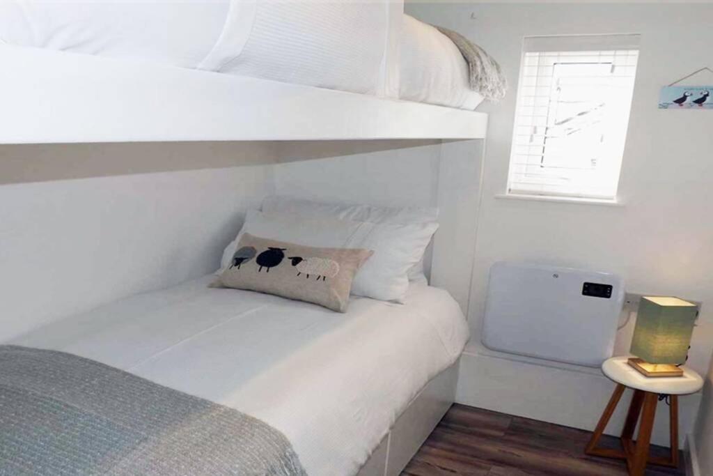 Iscraig Bach-Cosy 2 Bed Apartment-Close To Beach Trearddur Bagian luar foto